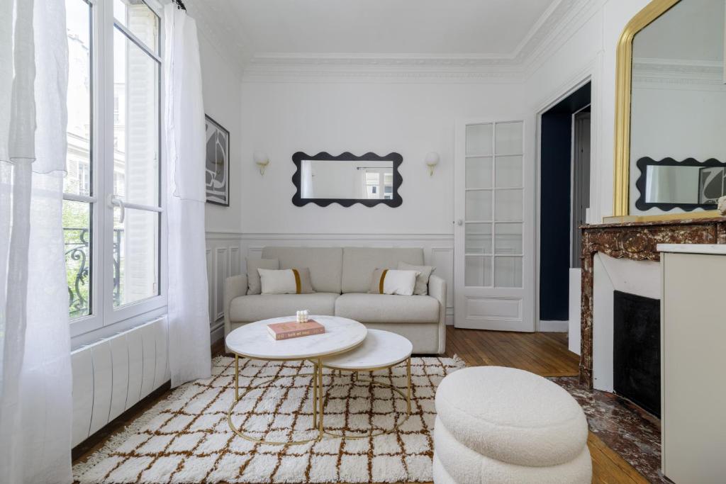 un salon avec un canapé et une table dans l'établissement New Snug flat in the Heart of Le Marais, à Paris