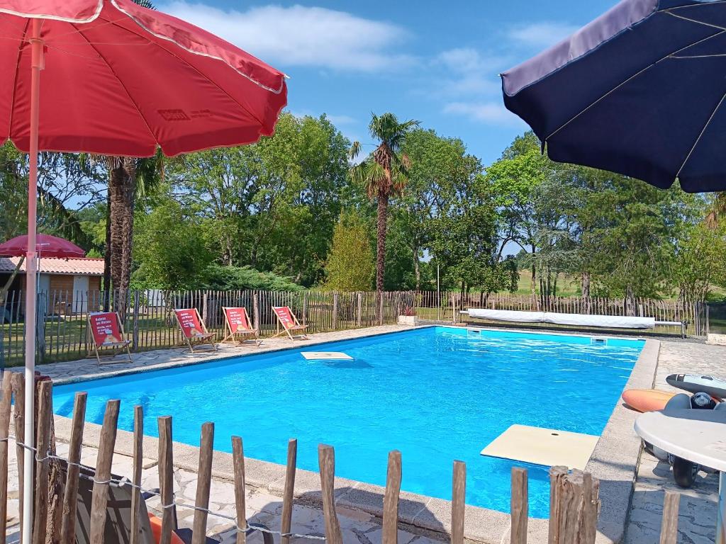 Bazén v ubytování Le Moulin du Comte nebo v jeho okolí