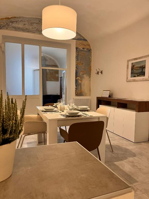 a kitchen and dining room with a table and chairs at Trend22 Guest House in Pisa