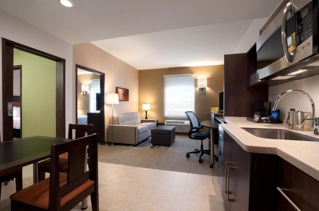 Kuchyň nebo kuchyňský kout v ubytování Homewood Suites by Hilton Queretaro