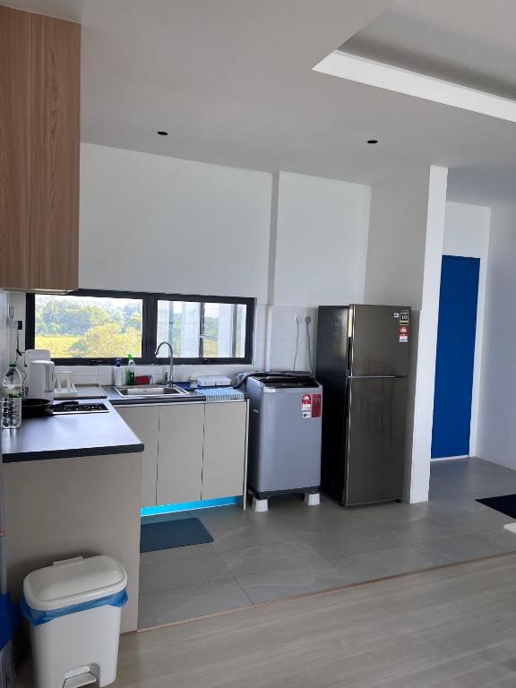 Kuchyň nebo kuchyňský kout v ubytování Santorineo Sematan 2 Bedroom Suite