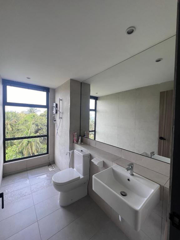 Koupelna v ubytování Santorineo Sematan 2 Bedroom Suite
