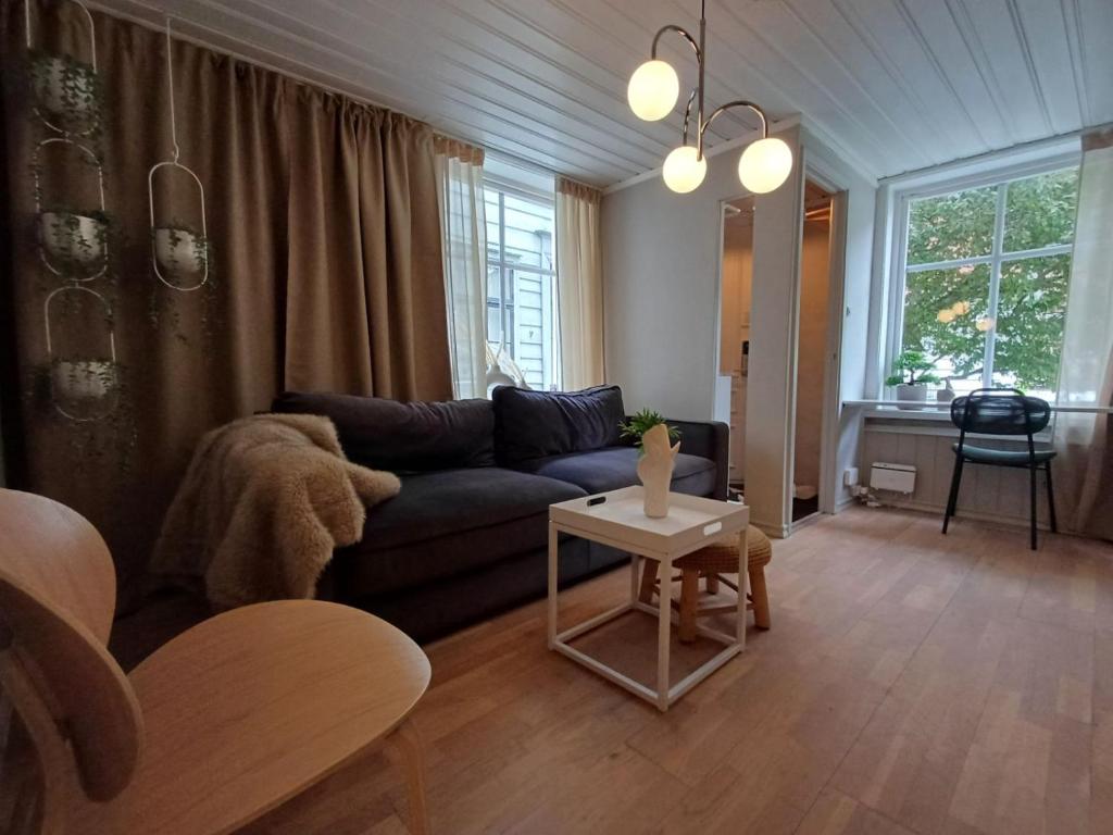 een woonkamer met een bank en een tafel bij Ytre Markveien 37 in Bergen