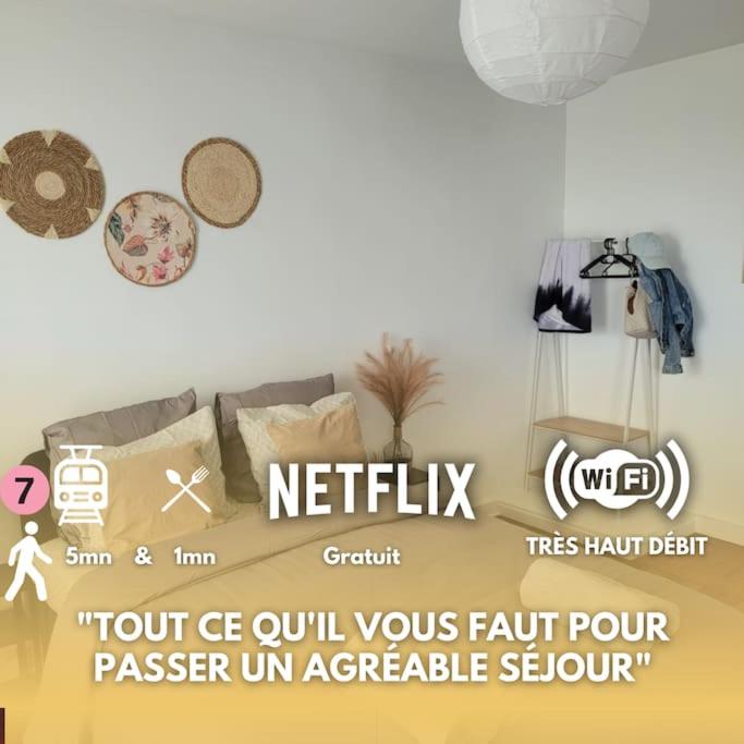 - un panneau pour un salon avec un canapé dans l'établissement Studio Cosy proche Métro, à Aubervilliers