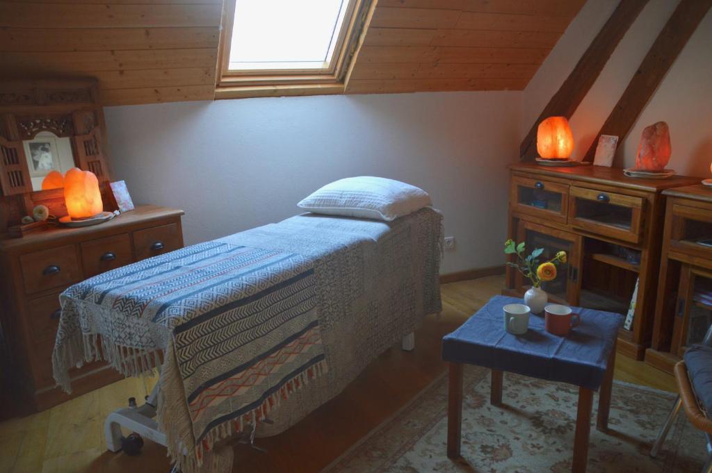 Posteľ alebo postele v izbe v ubytovaní Gite de charme en Sologne, séjour en famille, jardin, rivière, jeux, nature & détente