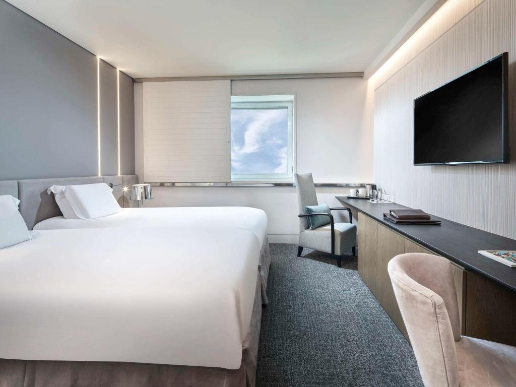 TV a/nebo společenská místnost v ubytování Sofitel Athens Airport