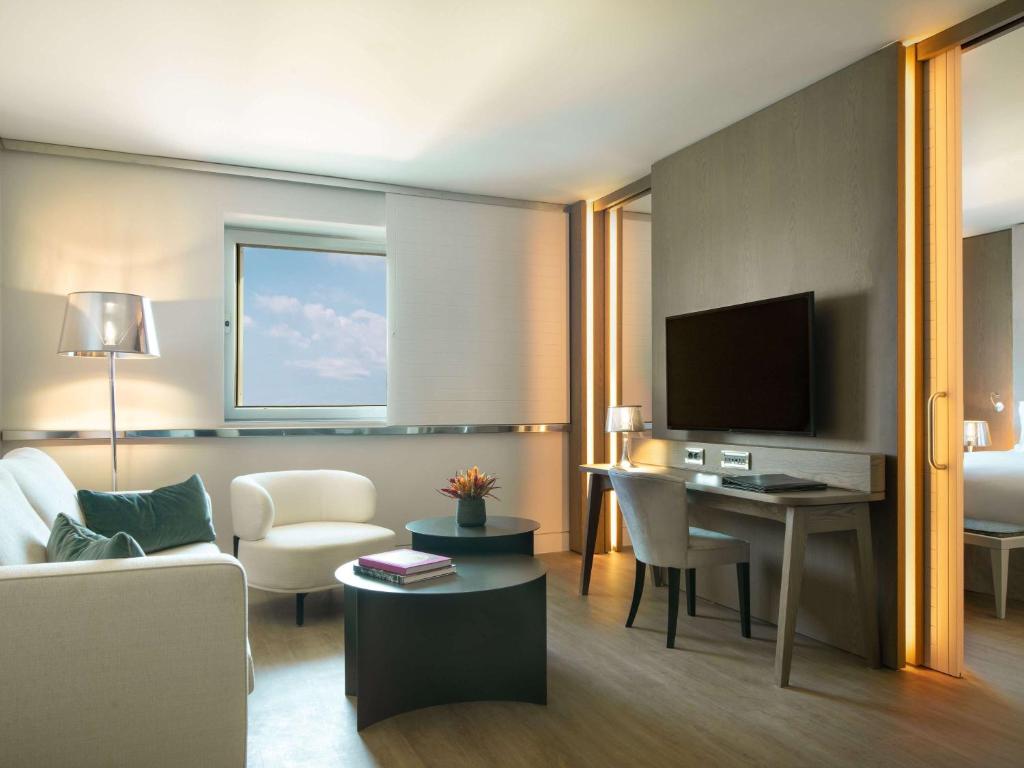 TV a/nebo společenská místnost v ubytování Sofitel Athens Airport