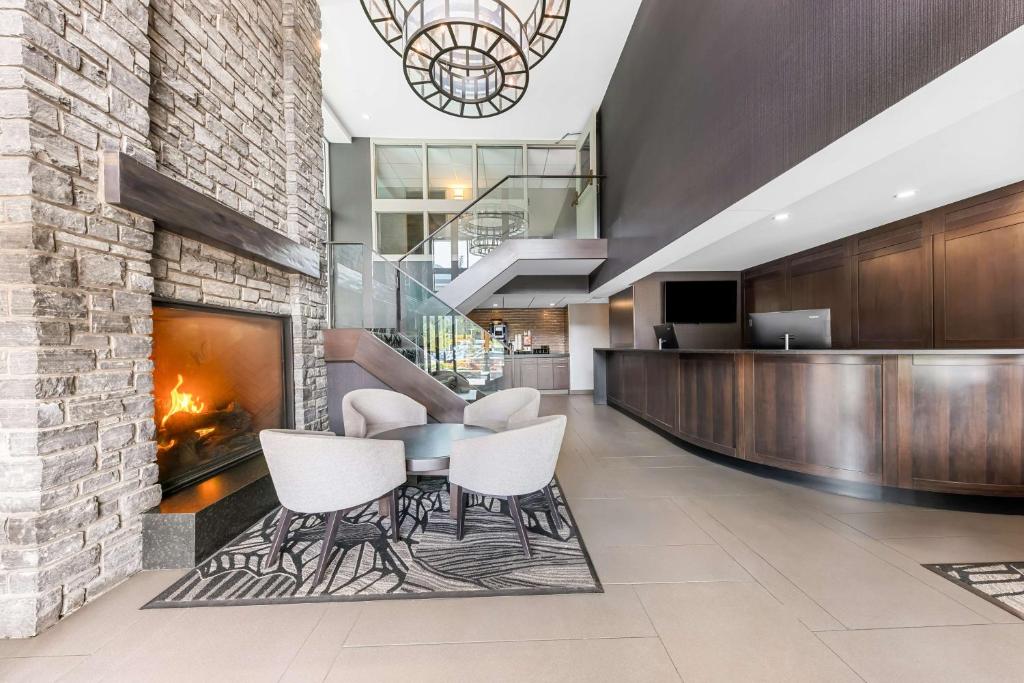 Un lugar para sentarse en Best Western Plus Banff International Lodge