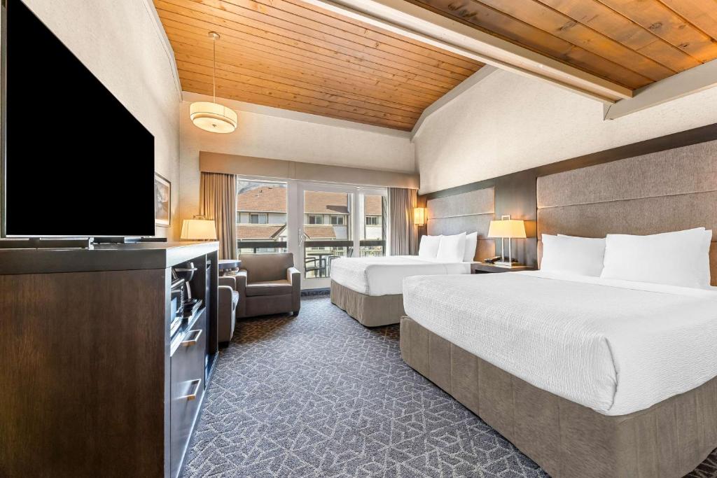 Una cama o camas en una habitación de Best Western Plus Banff International Lodge