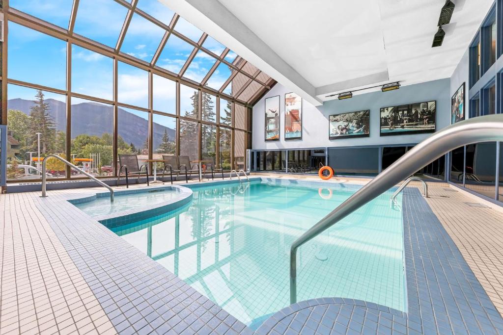 La pileta dentro o cerca de Best Western Plus Banff International Lodge