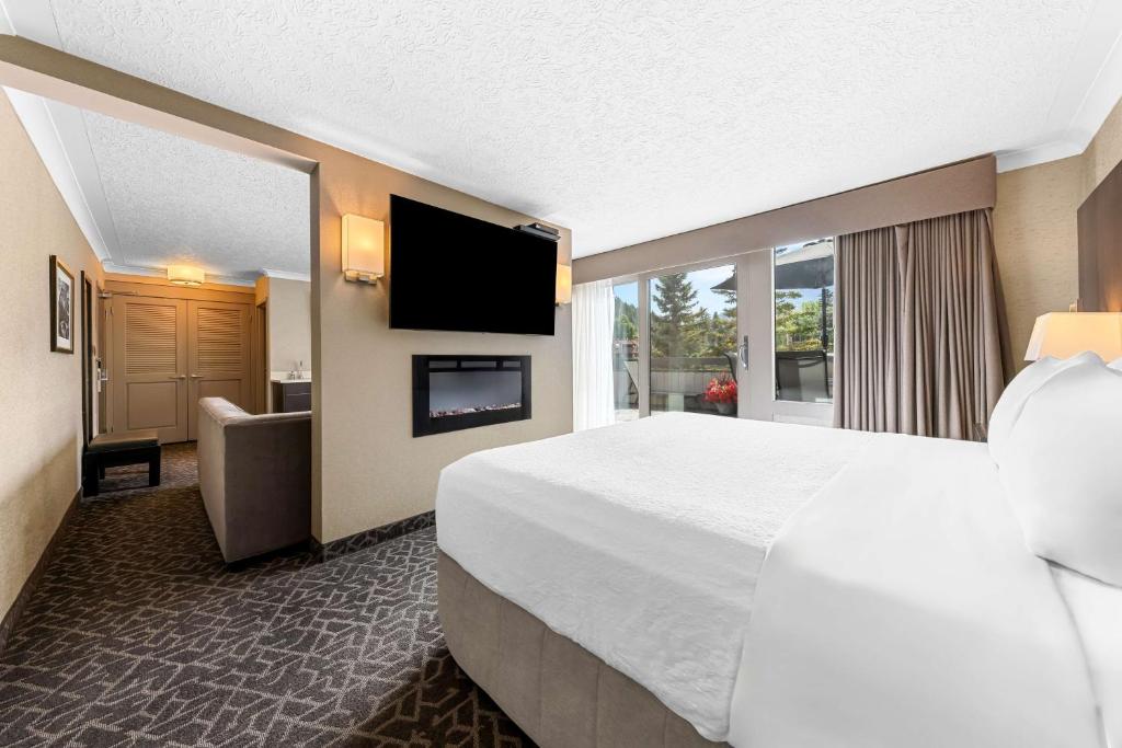 Una cama o camas en una habitación de Best Western Plus Banff International Lodge