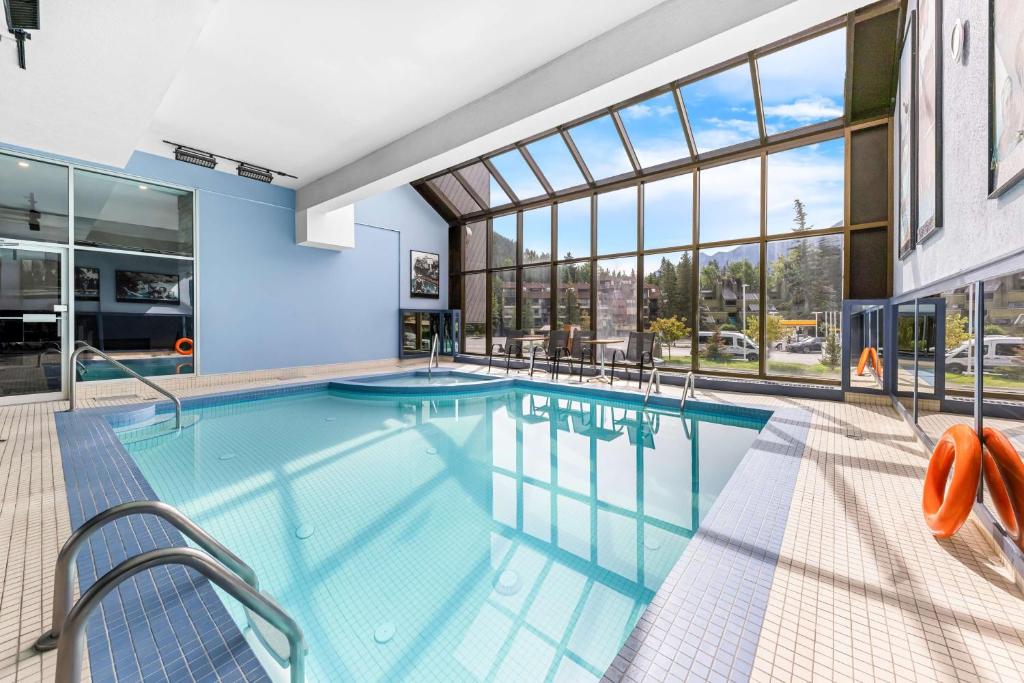 La pileta dentro o cerca de Best Western Plus Banff International Lodge
