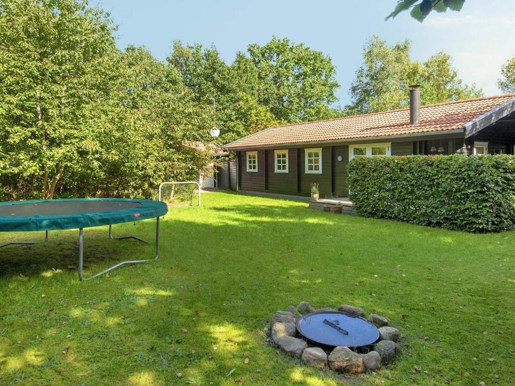 Κήπος έξω από το 4 person holiday home in Glesborg-By Traum