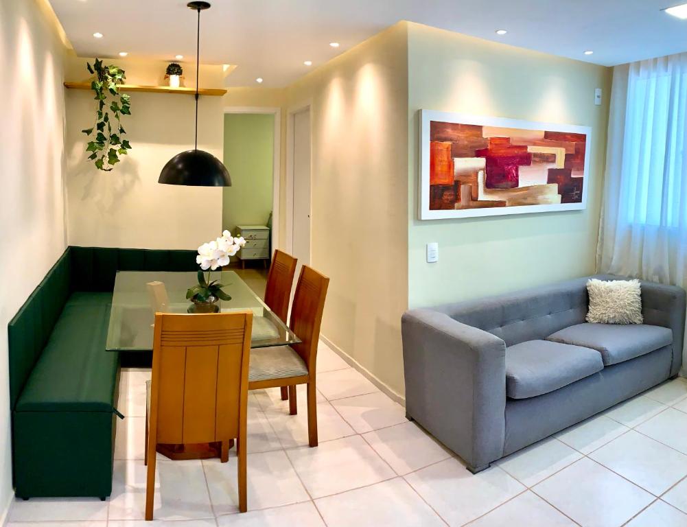 里约热内卢Conforto e natureza no Rio de Janeiro的带沙发和餐桌的客厅