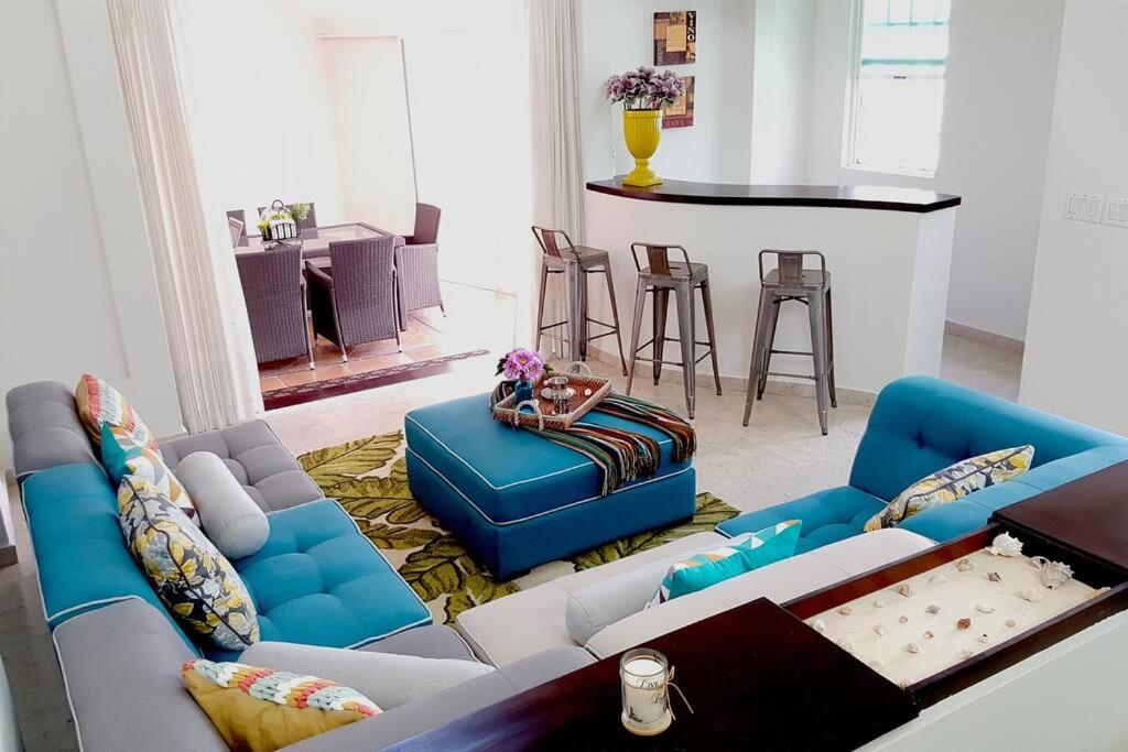 een woonkamer met twee blauwe banken en een bar bij House completely furnished Total privacy 8Pax in Cancun