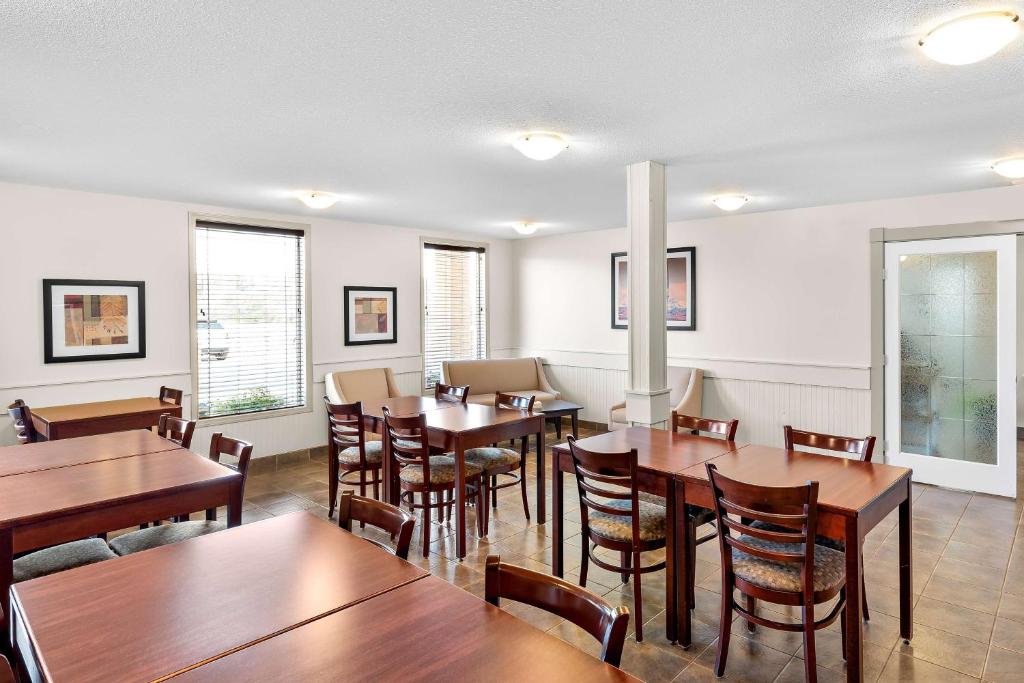 Posezení v ubytování SureStay Plus Hotel by Best Western Hardisty
