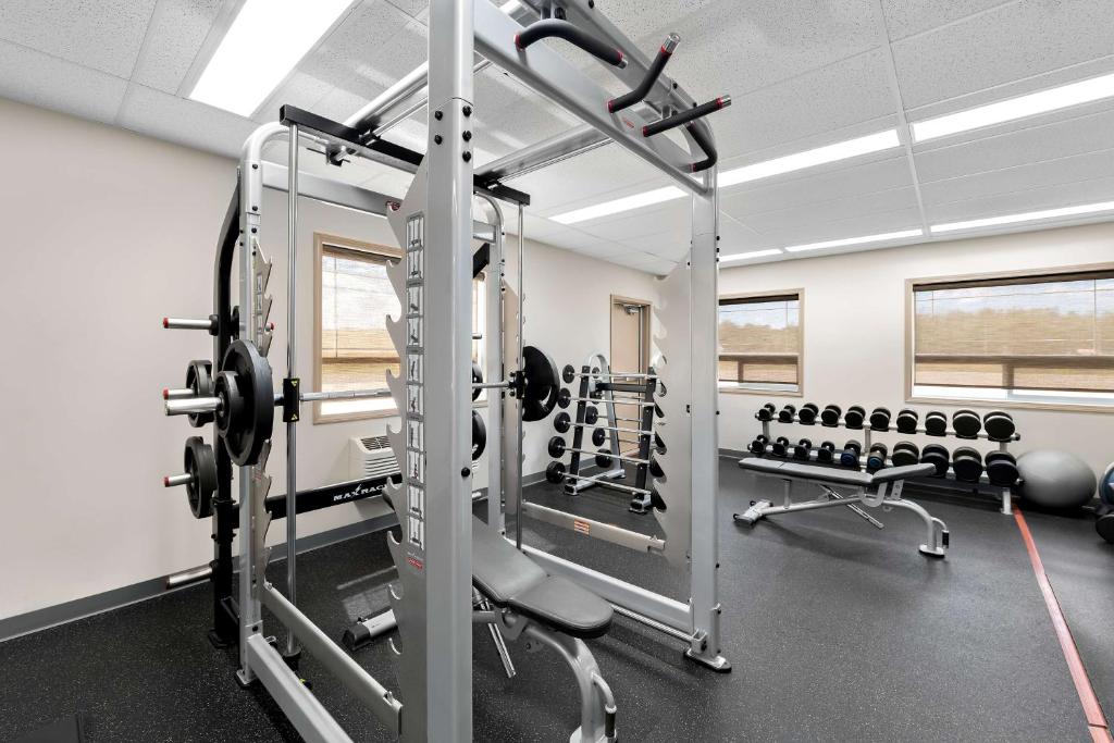 Fitness centrum a/nebo fitness zařízení v ubytování SureStay Plus Hotel by Best Western Hardisty