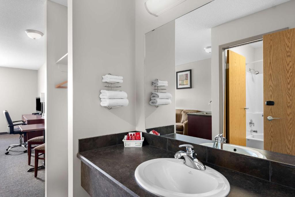 Koupelna v ubytování SureStay Plus Hotel by Best Western Hardisty