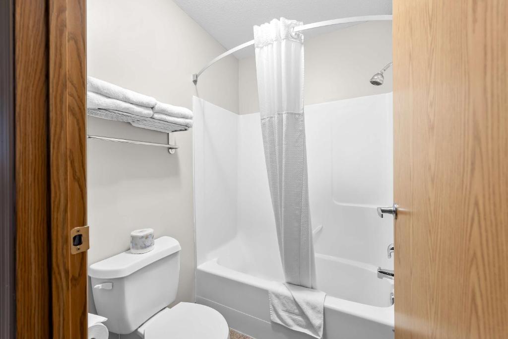 Koupelna v ubytování SureStay Plus Hotel by Best Western Hardisty