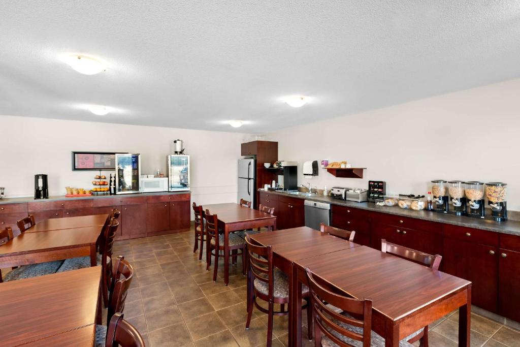 Kuchyň nebo kuchyňský kout v ubytování SureStay Plus Hotel by Best Western Hardisty