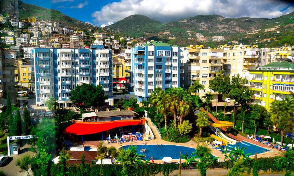 uitzicht op een stad met een zwembad en gebouwen bij Ark Apart and Suite Hotel in Alanya