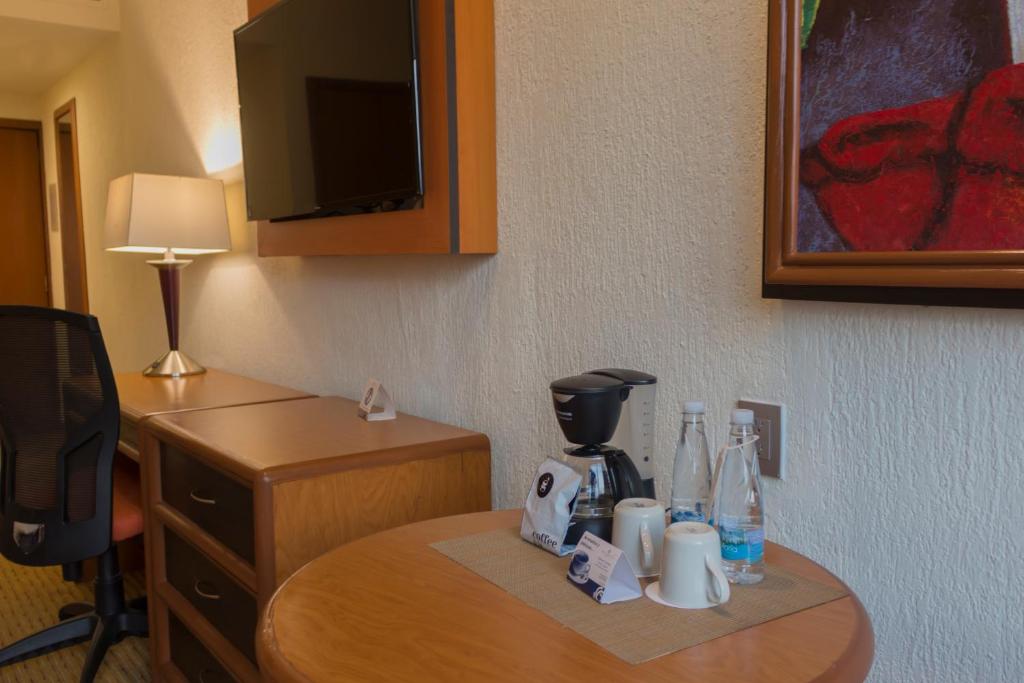 Příslušenství pro přípravu čaje a kávy v ubytování Hotel Guadalajara Plaza Expo