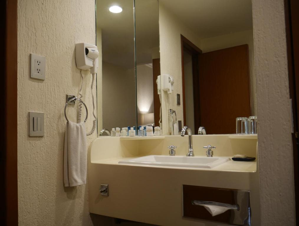Koupelna v ubytování Hotel Guadalajara Plaza Expo