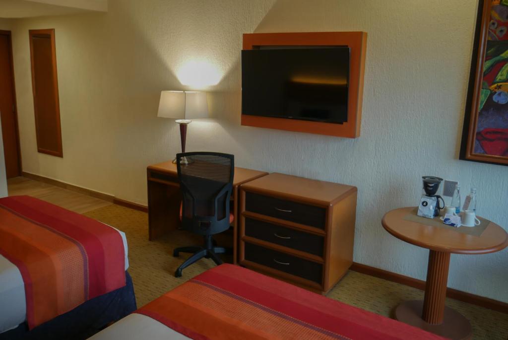 TV a/nebo společenská místnost v ubytování Hotel Guadalajara Plaza Expo