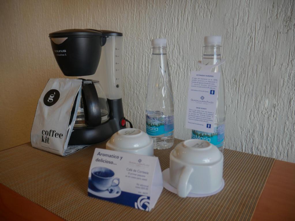 Příslušenství pro přípravu čaje a kávy v ubytování Hotel Guadalajara Plaza Expo