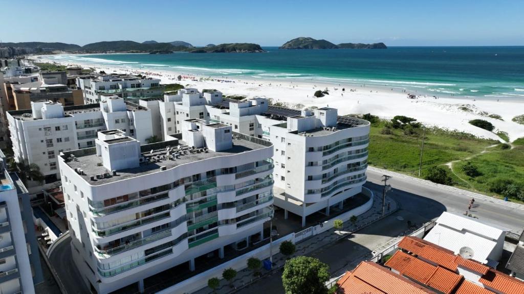 - une vue aérienne sur la plage et les bâtiments dans l'établissement Costa Maggiore - Praia do Forte, à Cabo Frio