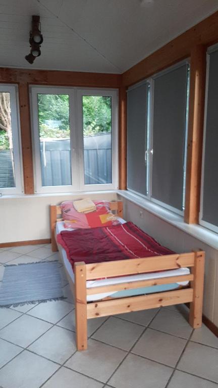 un piccolo letto in una camera con finestre di Monteurunterkunft Zentrum Neumünster a Neumünster