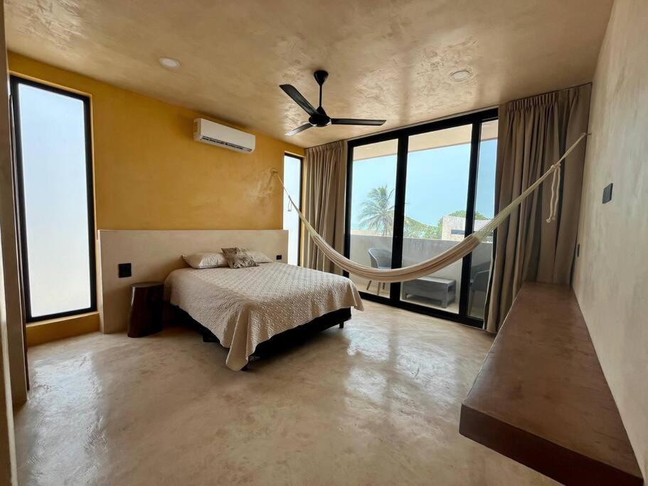 - une chambre avec un lit et un hamac dans l'établissement Casa Nah-ha, à Ciudad del Carmen