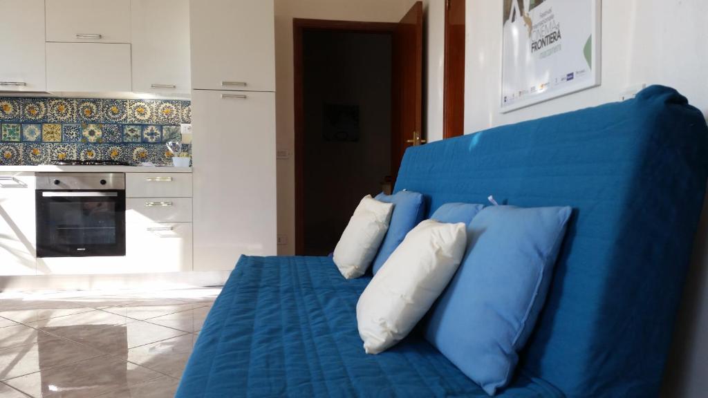 カヴァ・ダリーガにあるLa Casa sopra il Mareの- 青いソファ(枕2つ付)