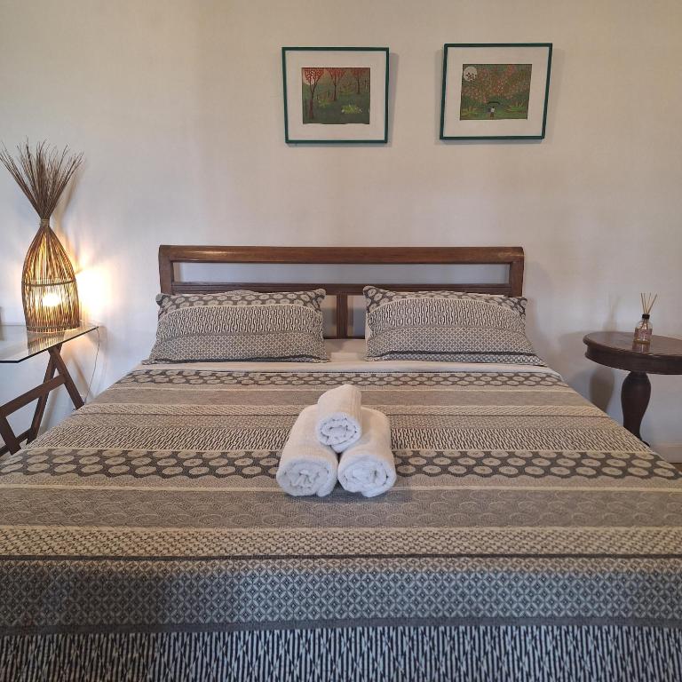 a bedroom with a bed with two towels on it at Casas Loft Búzios in Búzios