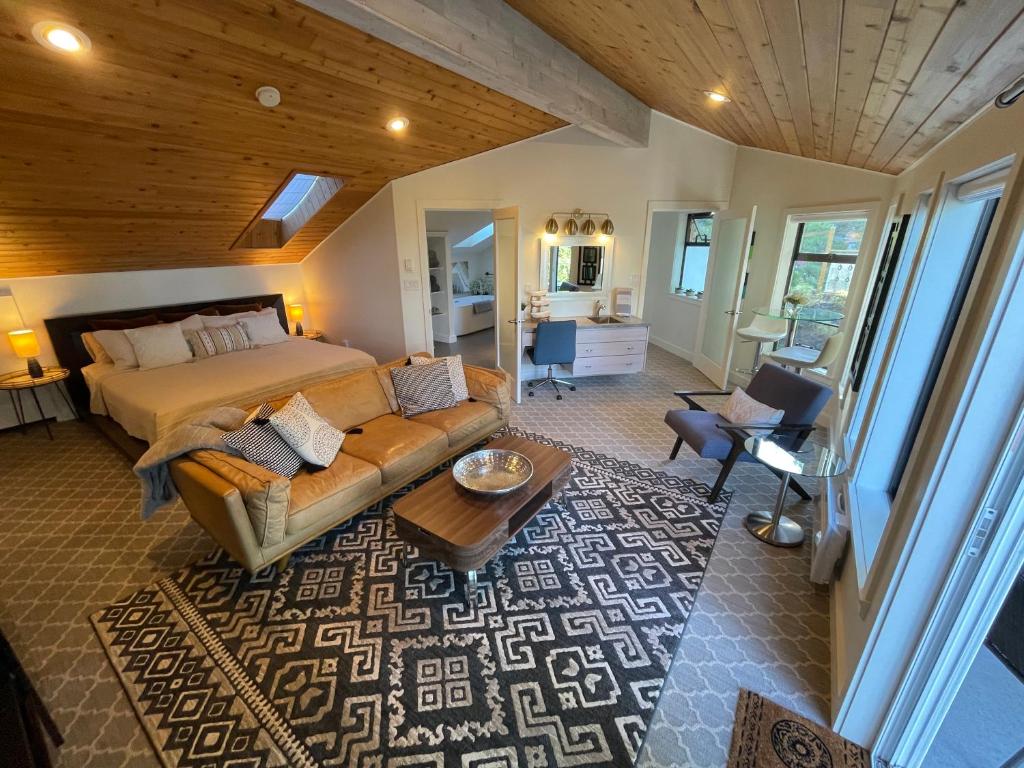 Posezení v ubytování Tyee Beach Oasis Bed and Breakfast