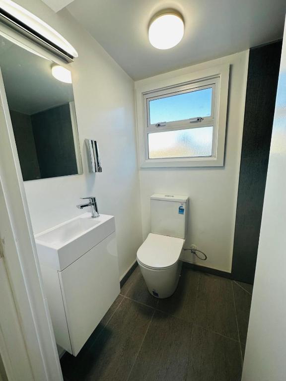 Cozy Fully Equipped Unit 12 noon check in - Resim 3