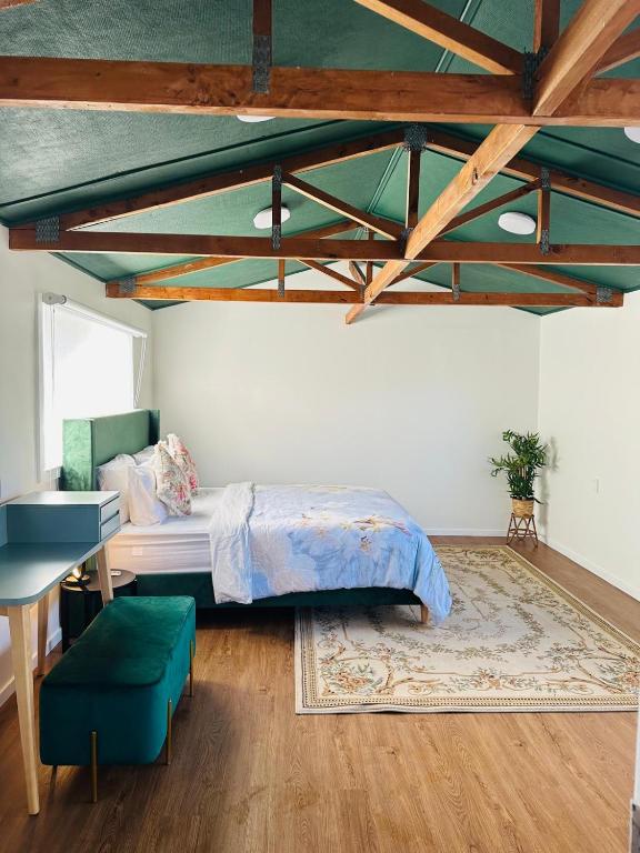 Postel nebo postele na pokoji v ubytování Cozy Fully Equipped Unit 12 noon check in