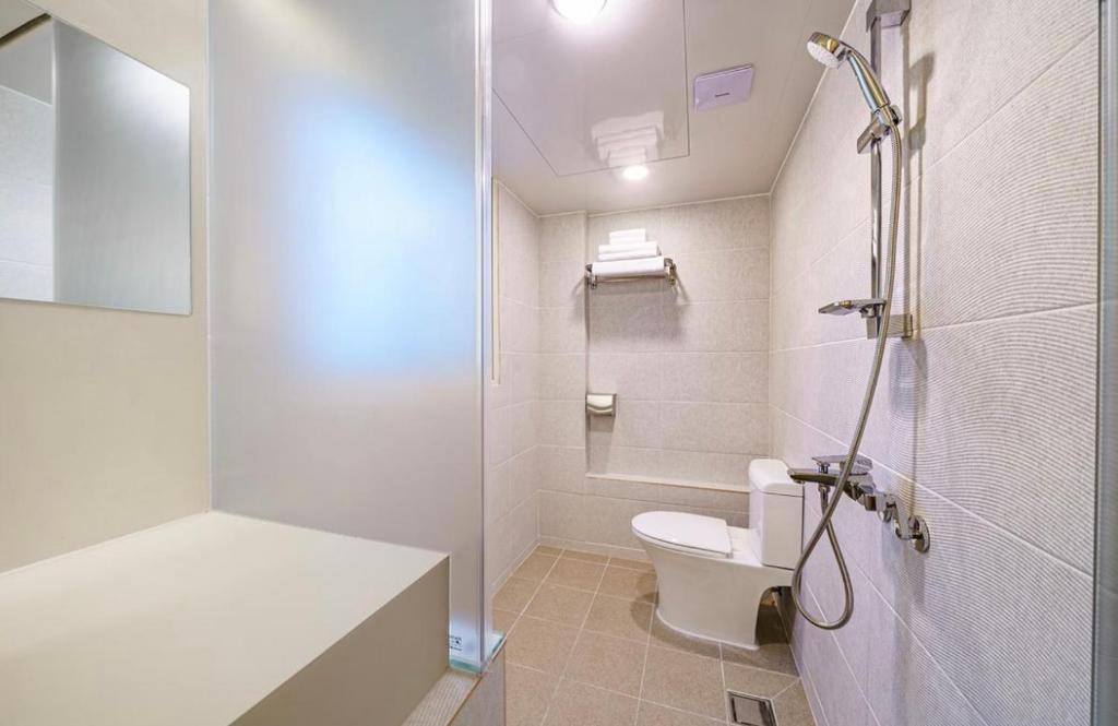 Koupelna v ubytování ADO hotel