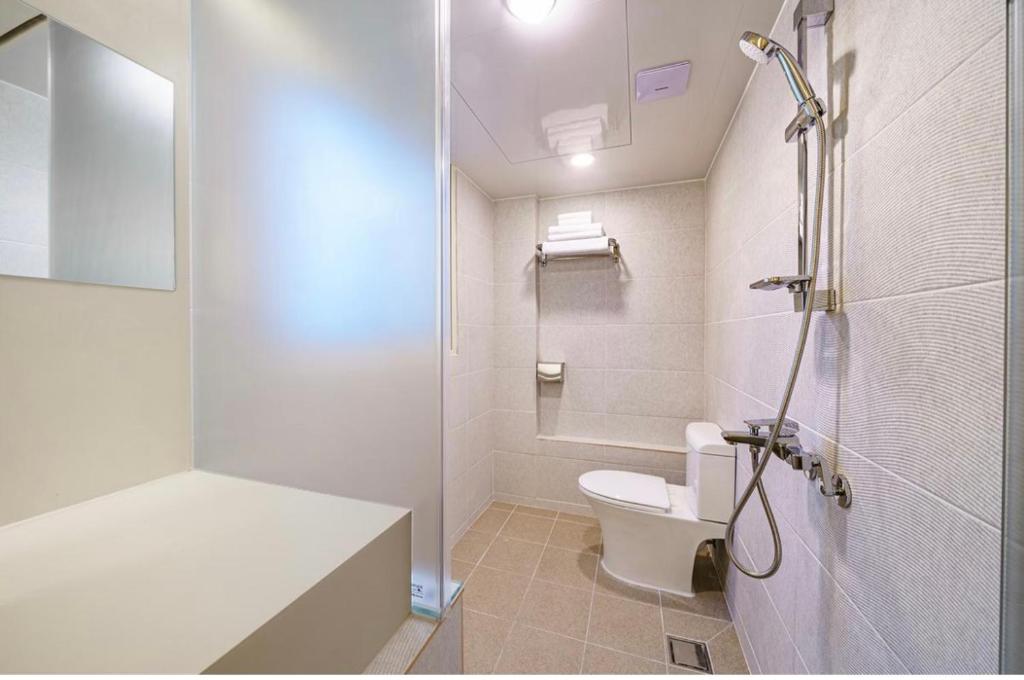 Koupelna v ubytování ADO hotel