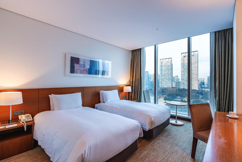 Postel nebo postele na pokoji v ubytování Orakai Songdo Park Hotel