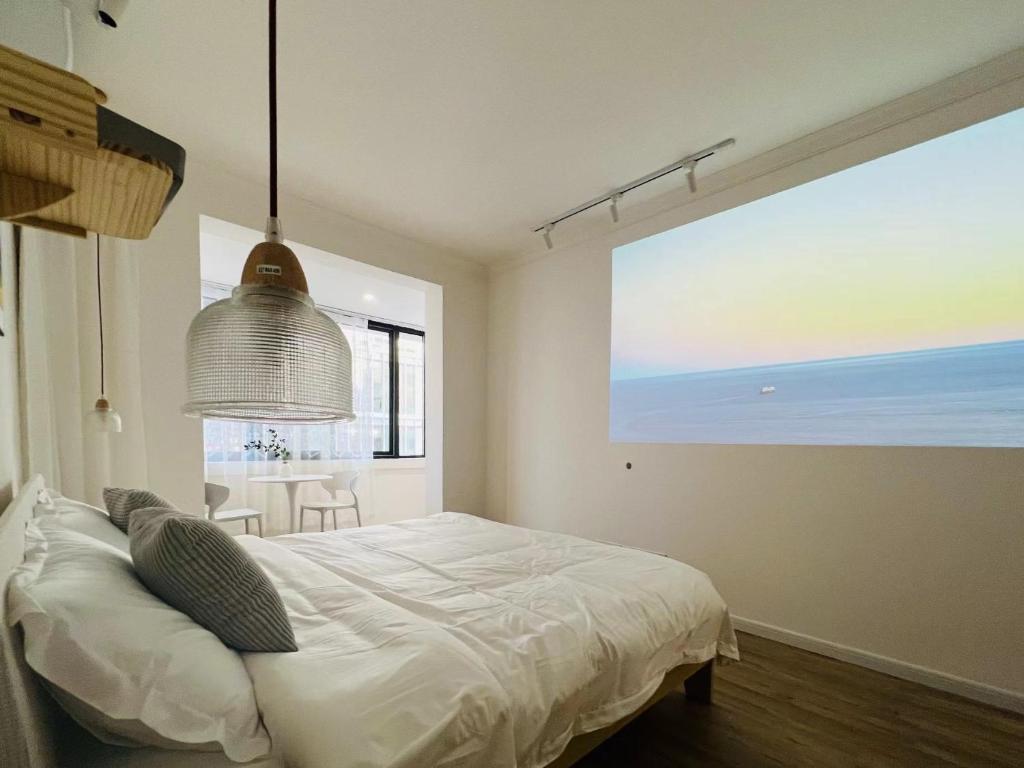 a bedroom with a bed with a view of the ocean at WillsChengduCenter in Chengdu