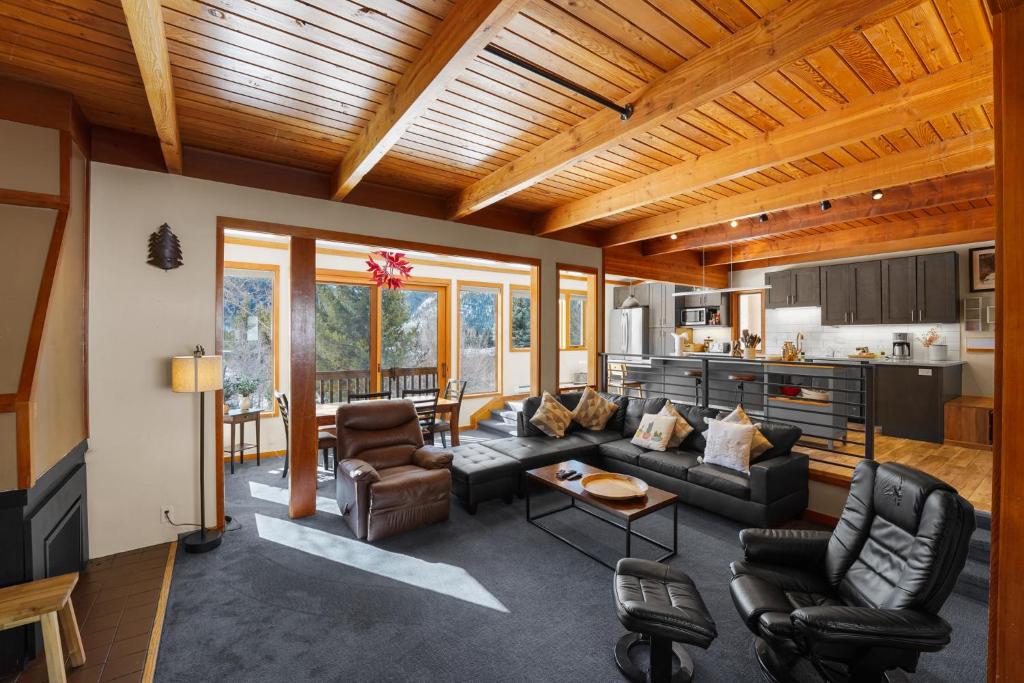 a living room with a couch and a table at Tennis Townhome 1337 : 2 in Keystone