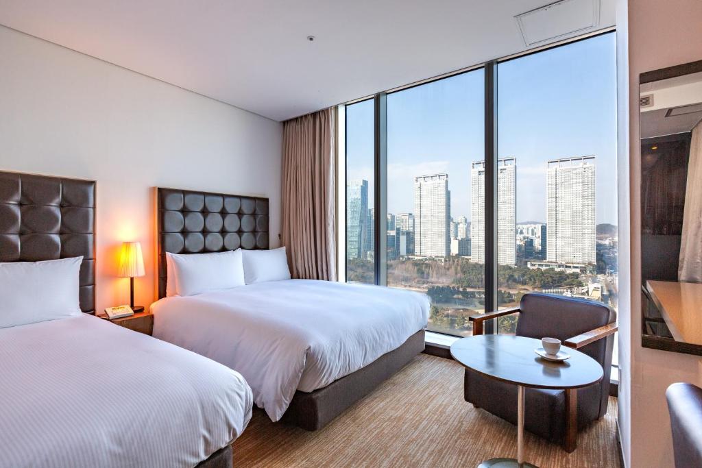 Postel nebo postele na pokoji v ubytování Orakai Songdo Park Hotel