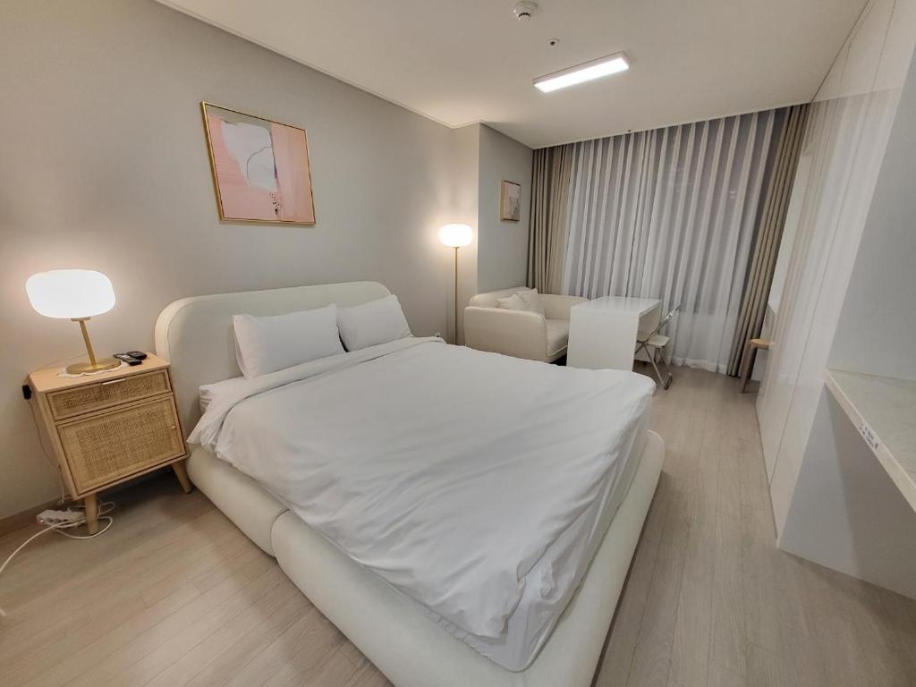 Postel nebo postele na pokoji v ubytování The Stay Songdo Hotel