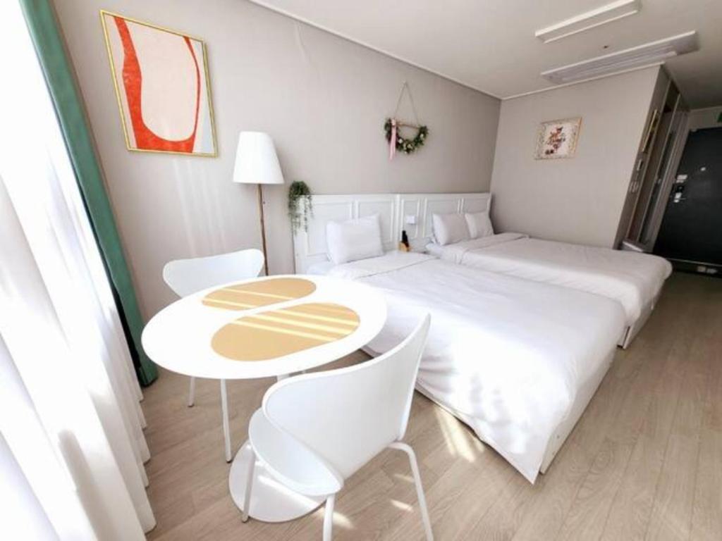 Postel nebo postele na pokoji v ubytování The Stay Songdo Hotel