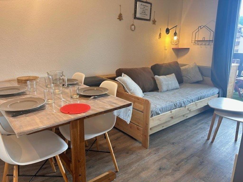 un salon avec une table et un canapé dans l'établissement Studio cabine 5 pers à Risoul, pied des pistes et proche navette - FR-1-330-582, à Risoul
