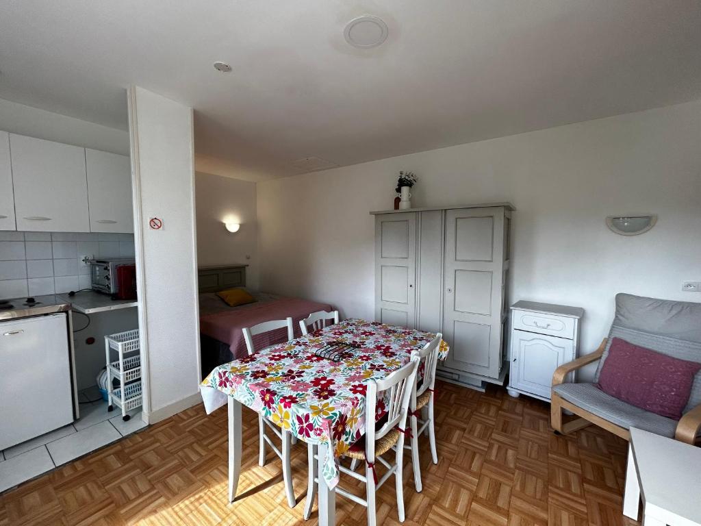 une cuisine et une salle à manger avec une table et des chaises dans l'établissement Studio avec jardin commun et WIFI proche centre-ville et Thermes - FR-1-541-120, à La Roche-Posay
