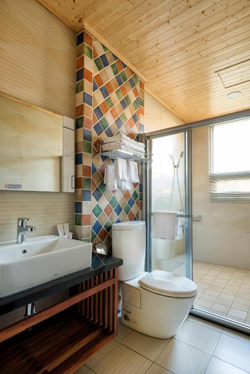 a bathroom with a toilet and a sink at Ediman Bed &amp; Breakfast in Hualien City