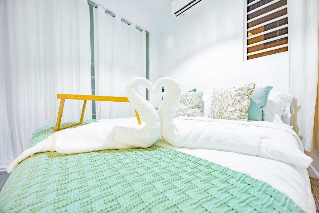 Postel nebo postele na pokoji v ubytování Oceanview Escape Private Pool Villa