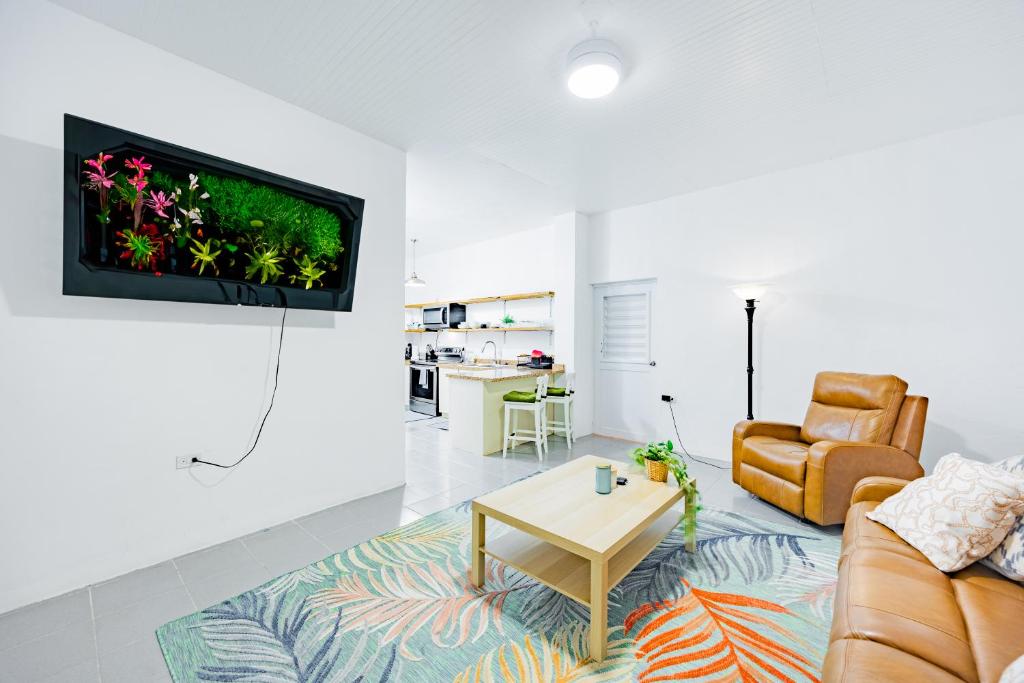 TV a/nebo společenská místnost v ubytování Oceanview Escape Private Pool Villa